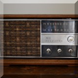 E01. Vintage RCA Victor AM/FM radio. Model RGC42S. 